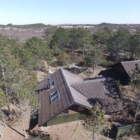 On Facing A Large Natural Area בית נופש