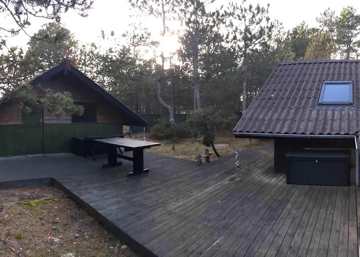 On Facing A Large Natural Area 度假居