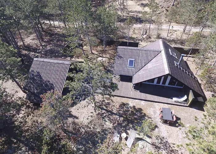度假居 On Facing A Large Natural Area